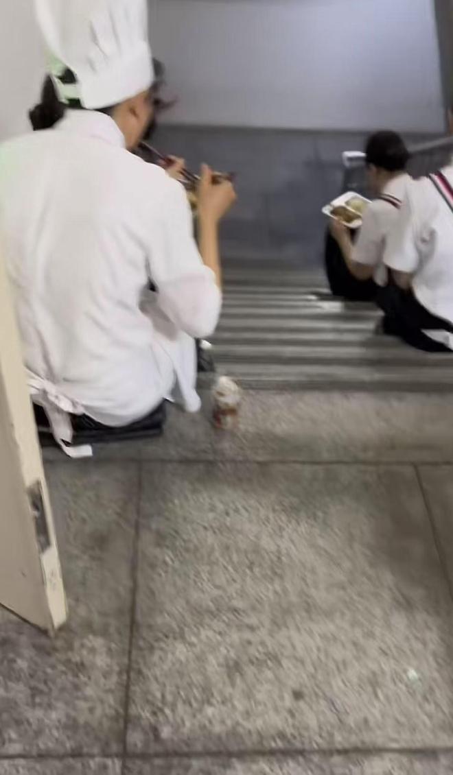 让坐在桌上吃饭员工无奈只能蹲着吃饭不朽情缘电子游戏网友吐槽西贝上班不(图3)